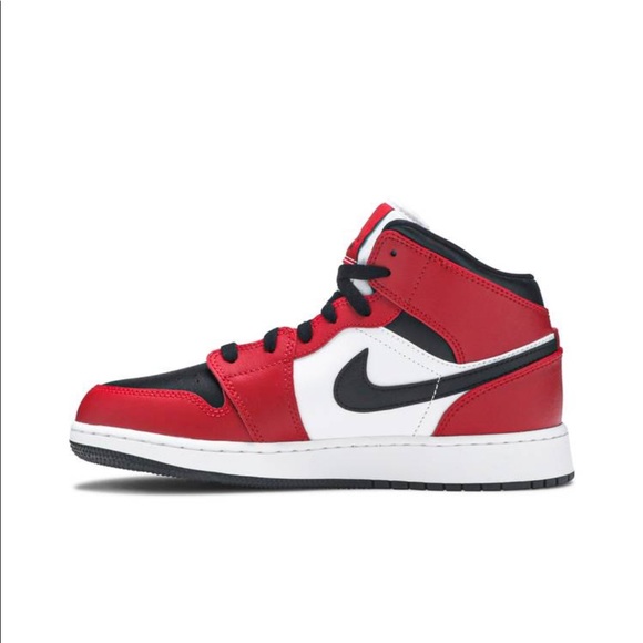 Air Jordan 1 Mid GS 'Chicago Black Toe' - Picture 3 of 8
